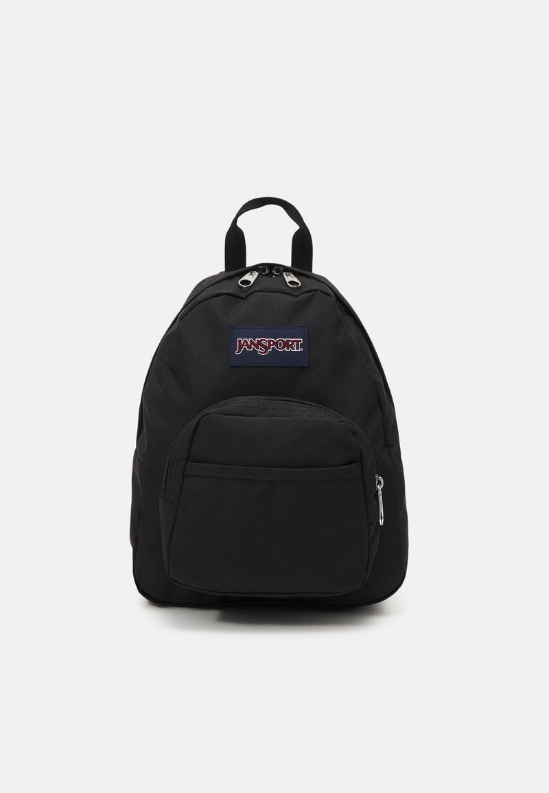 Crni ruksak izrađen od izdržljive tkanine, s glavnim odjeljkom na zatvarač, prednjim džepom i dvojim gornjim ručkama. Prikazan Jansport logo.