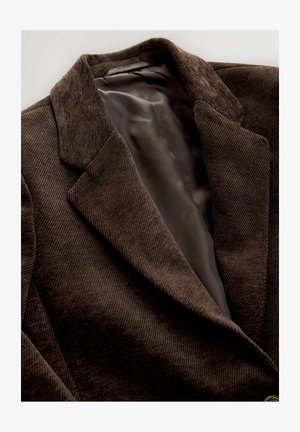 Brauner Cord-Blazer mit glattem grauem Satinfutter, versehen mit eingekerbten Revers und einer strukturierten Außenseite.