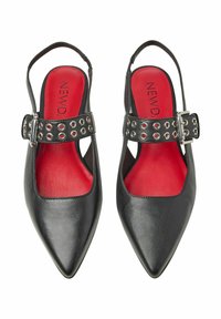 Svarta läderslingbackskor med spetsiga tåar, röda innersulor och en justerbar vristrem med silverfärgade ögla detaljer.