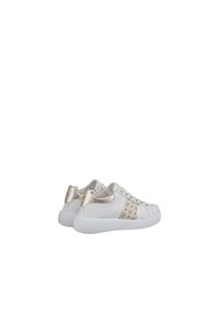 Sneakers bianchi con dettagli dorati, caratterizzati da un pannello laterale testurizzato e una linguetta sul tallone metallica. Suola in gomma bianca con forma arrotondata e design con lacci.