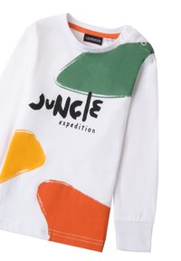 Weißes Langarmshirt mit abstrakten Mustern in Orange, Grün und Gelb. Es hat einen runden Halsausschnitt mit einem orangen Akzent und Knopfdetails.