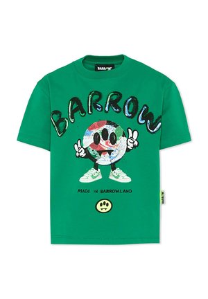 T-shirt vert à manches courtes avec un visage souriant coloré portant des baskets, des signes de paix, le texte « BARROW » et « Made in Barrowland » en dessous.