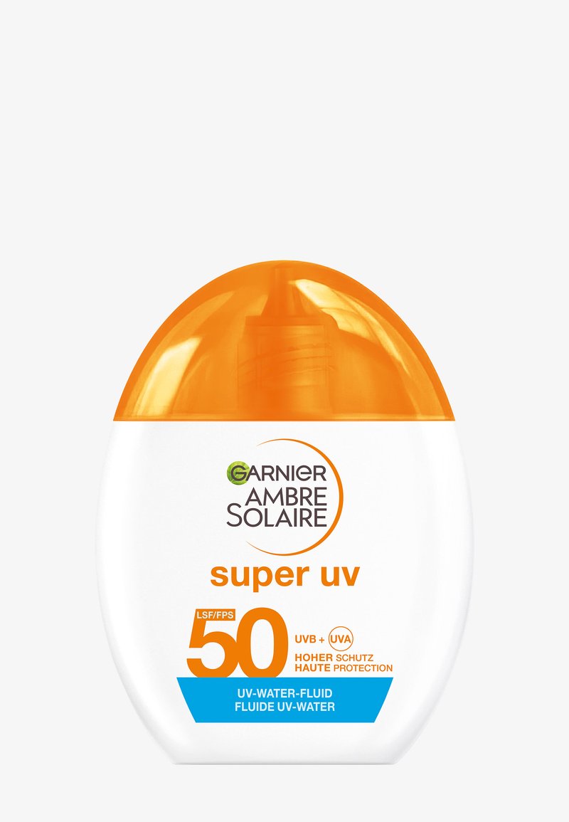 Zonnebrandfles met een wit lichaam en oranje dop. Het etiket toont "Garnier Ambre Solaire," SPF 50, en UV-water-vloeistof details op een blauwe achtergrond.