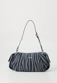 Τσάντα υφασμάτινη με μοτίβο ζέβρας σε σκούρο μπλε με ανοιχτόχρωμες λωρίδες, κομψός σχεδιασμός, επάνω φερμουάρ και αποσπώμενο μαύρο λουράκι.