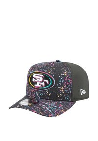 Schwarze Kappe mit einem Spritzmuster in Pink, Blau und Grün. Mit einem gestickten SF-Logo auf der Vorderseite und einem flachen Schirm.