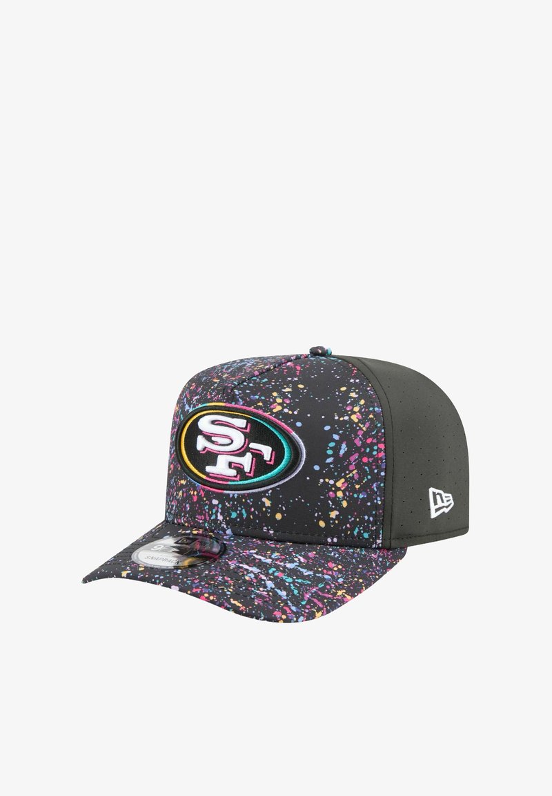 Cappello nero con un motivo a spruzzi in rosa, blu e verde. Presenta un logo ricamato SF sul fronte e una visiera piatta.