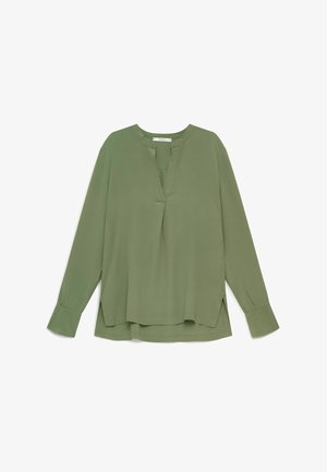Blouse à manches longues vert olive avec encolure fendue, fentes latérales et poignets boutonnés, présentée à plat sur un fond blanc.