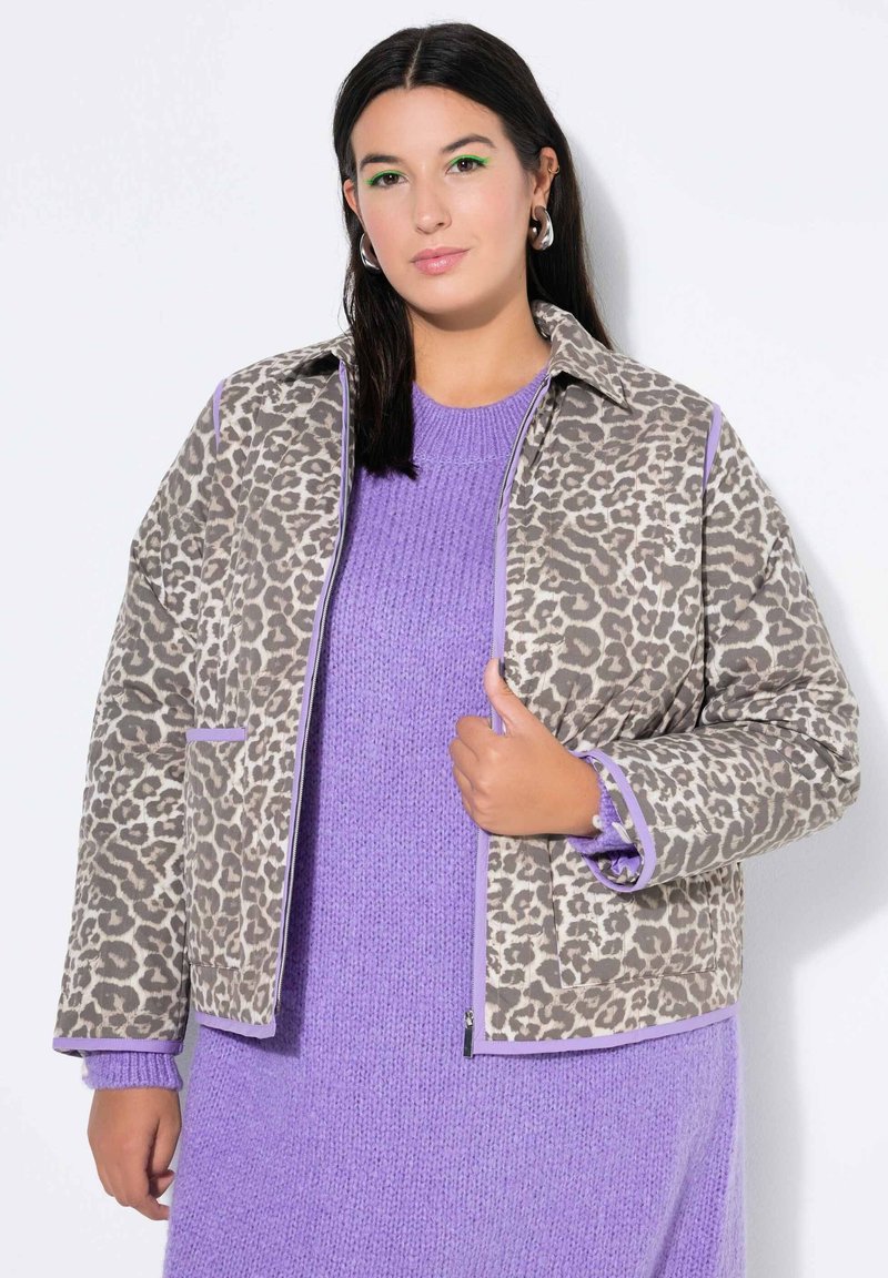 Jas met luipaardprint in grijs en beige met paarse accenten. Zachte stof, losse pasvorm, met een kraagontwerp en zijzakken.