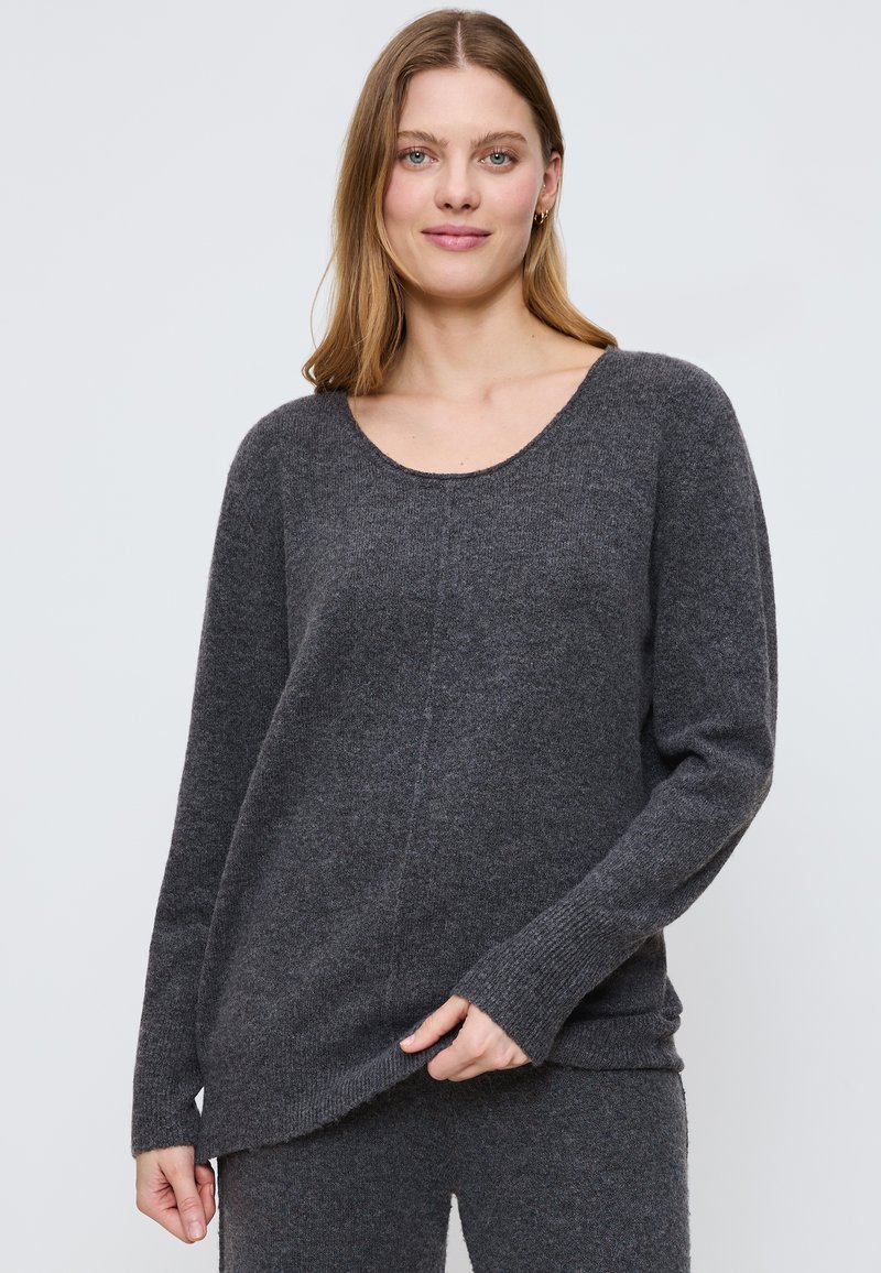 Dunkelgrauer Strickpullover mit Rundhalsausschnitt, langen Ärmeln und gerippten Bündchen, der eine weiche Textur und eine lockere Passform aufweist.
