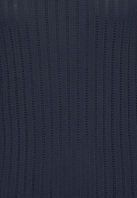 Tissu tricoté gris foncé avec un motif de côtes ajourées verticales créant des rayures alternées solides et perforées.