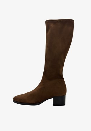 Bota alta de ante marrón hasta la rodilla con tacón bajo y punta redonda, mostrada en perfil lateral sobre un fondo blanco.