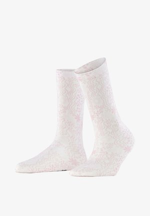 Paar weiße Socken bis zur Mitte der Wade mit hellrosa wellenförmigen Linien und Blumenmustern auf einfachem weißem Hintergrund.