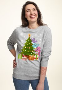 Felpa grigia con una grafica colorata di un albero di Natale circondato da tre orsi cartoon, regali e accenti di fiocchi di neve.
