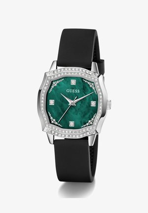 Guess-Uhr mit grünem, marmoriertem Zifferblatt, silbernen Akzenten, achteckigem Gehäuse, verziert mit Kristallen und einem schwarzen Silikonarmband.