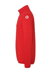 Rode softshell jas met een hoge kraag, zijzak en een logopatch op de linker schouder. Glad textuur en een aansluitend ontwerp.