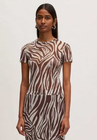 Braun- und cremefarbener, zebra-streifenförmiger, taillierter T-Shirt mit kurzen Ärmeln und Rundhalsausschnitt, hergestellt aus leichtem, leicht durchscheinendem Material.