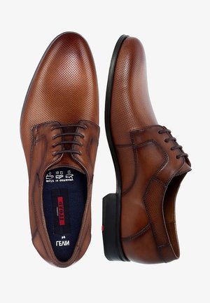 Brązowe skórzane buty eleganckie z perforowanymi detalami, tradycyjnym sznurowanym zapięciem, okrągłym noskiem i czarną gumową podeszwą.