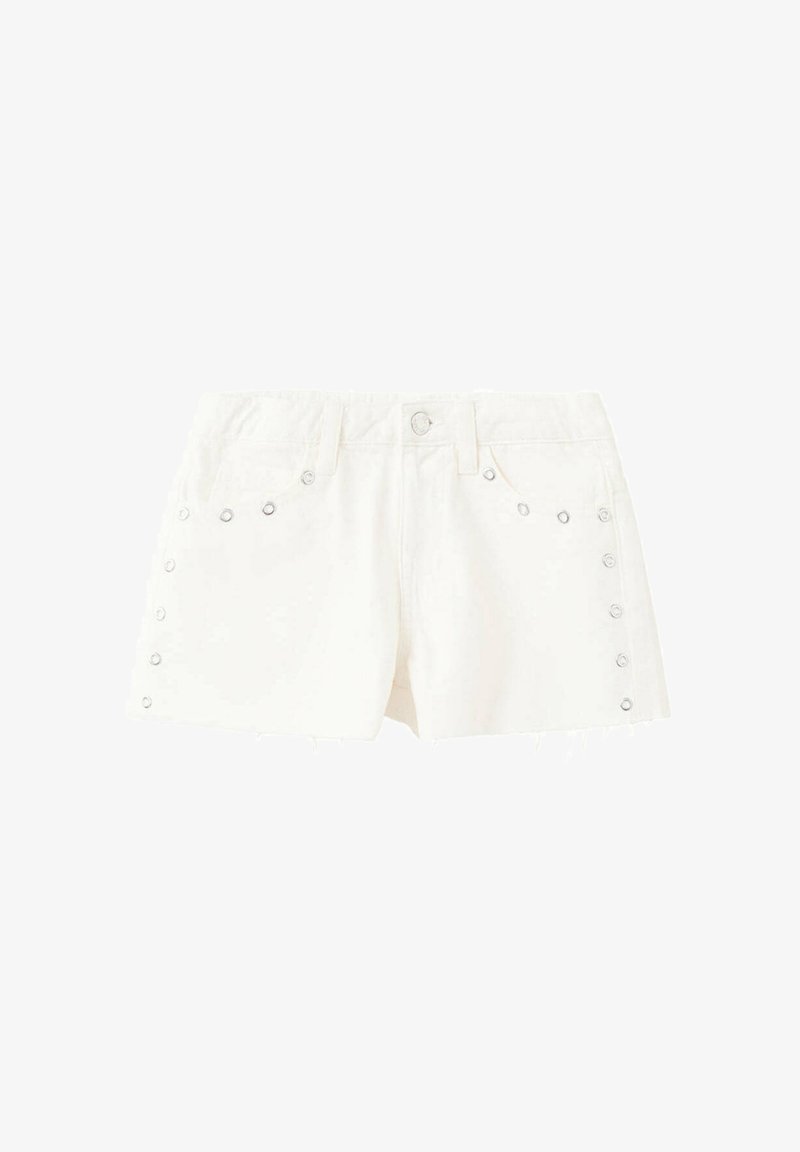 Short en denim blanc avec des œillets métalliques le long des poches avant et des côtés, avec un bouton et des passants de ceinture à la taille.