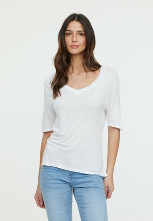 T-shirt blanc à col en V avec des manches courtes, fabriqué en tissu léger, avec une coupe décontractée et un subtil logo sur la poitrine.