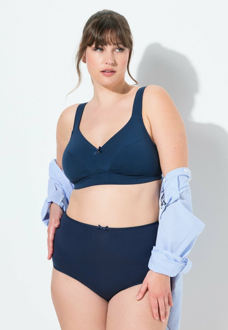 Set di reggiseno navy e mutande a vita alta realizzato in tessuto liscio, con spalline larghe e un piccolo dettaglio a fiocco su entrambi i pezzi.