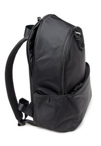 Sac à dos en nylon noir avec des compartiments zippés, des bretelles rembourrées et une poche latérale. Texture lisse et design arrondi.