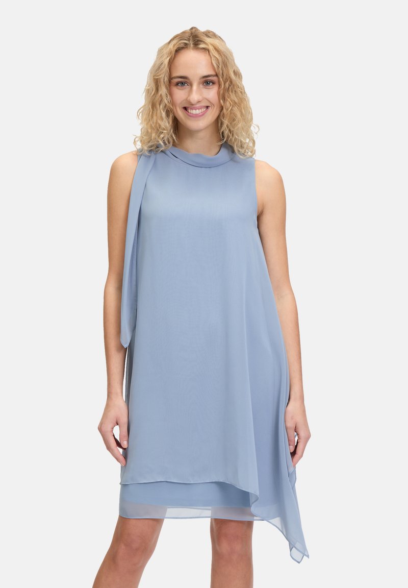 Lichtblauwe mouwloze jurk van vloeiende stof, met een asymmetrisch ontwerp, een gedrapeerde schouderdetail en een gelaagde zoom.