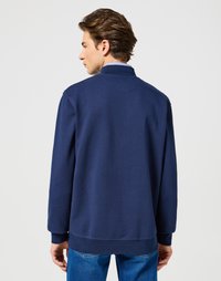 Felpa pullover blu navy in misto cotone, con collo alto, maniche lunghe e vestibilità comoda, dotata di polsini e orlo a coste.