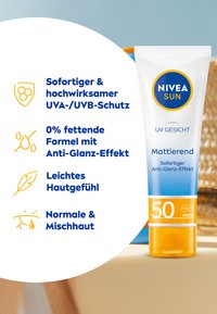 NIVEA SUN Sonnenschutzcreme Tube mit weißem Körper, blauen und orangefarbenen Akzenten, 50 SPF Etikett. Enthält eine Anti-Blendformel für normale und Mischhaut.