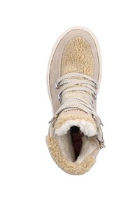 Bota de invierno beige con forro de piel de oveja, punta redonda y cordones grises. Presenta un exterior de cuero suave y un ligero tacón.