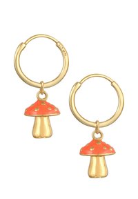 Orecchini a cerchio in oro con charm di funghi arancioni con macchie bianche; la texture liscia e la finitura lucida ne esaltano l'appeal visivo.