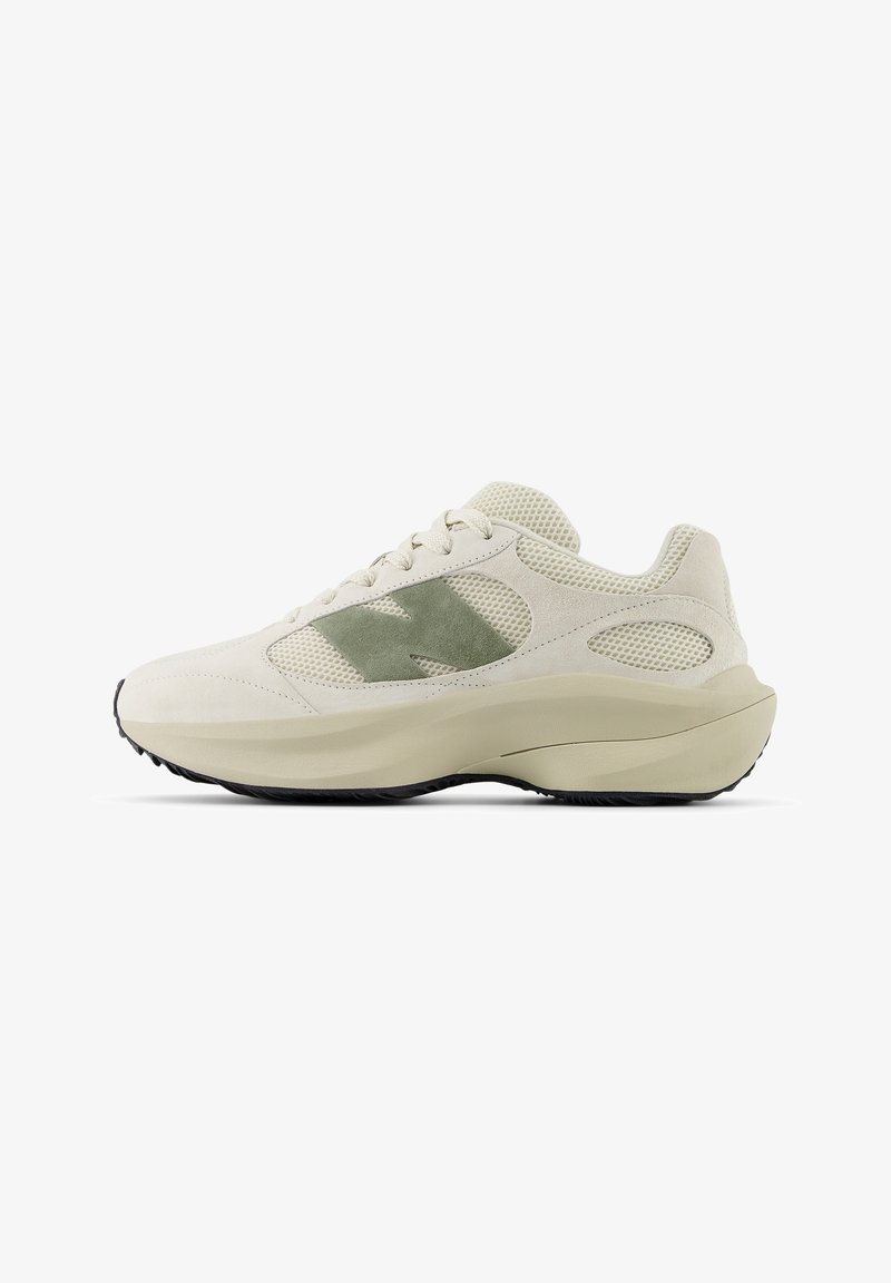 Baskets en mesh crème et vert clair avec une semelle épaisse beige et un logo "N" en daim vert sur le côté.