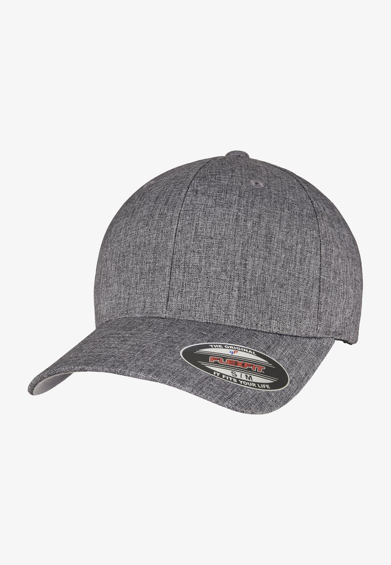 Grå stof baseballkappe med en glat tekstur, buet skygge og et sort rundt logo på fronten mærket "Flexfit."