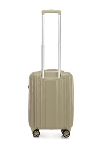 Maleta rígida en beige, con estrías verticales, un asa retráctil, cuatro ruedas multidireccionales y una textura suave.