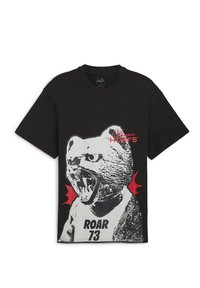 Čierne bavlnené tričko s veľkým grafickým zobrazením revúceho medveďa, s červenými akcentmi a textom "ROAR 73" na prednej strane.