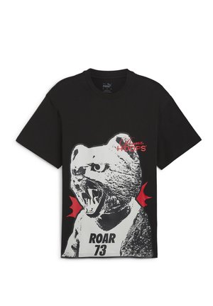 Melna kokvilnas T-krekls ar lielu attēlu par dusmojošu lāci, ar sarkaniem akcentiem un tekstu "ROAR 73" priekšpusē.