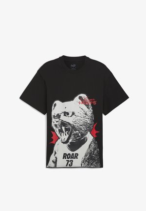 Camiseta de algodón negro con un gran gráfico de un oso rugiente, con acentos rojos y el texto "ROAR 73" en el frente.