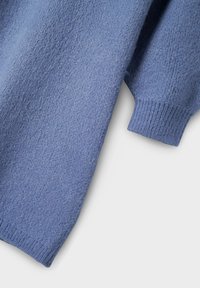 Blå, teksturert genser med en myk, lodden finish. Har en ribbet mansjett og en skrå skjæring som fremhever stoffets varme og komfort.
