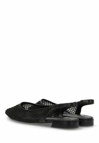 Zapatos slingback de malla negra con un diseño trenzado, lados abiertos, tacón plano y suela de goma suave. Los acentos incluyen un acabado elegante.