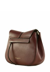 Borsa in pelle bordeaux con patta pieghevole, finitura testurizzata, accessori in oro e trim nero a contrasto. Include una tracolla regolabile.