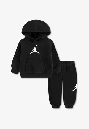 Czarny strój dla malucha z bluzą z kapturem oraz spodniami, oba z białym logo Jumpman oraz elastycznymi ściągaczami na rękawach i nogawkach.