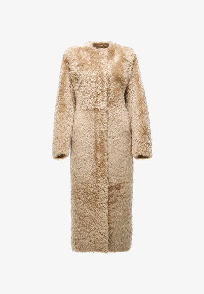 Béžový kabát z umělého kožešiny s texturovaným povrchem, dlouhými rukávy a rovnou siluetou. Žádné viditelné zapínání ani další ozdoby.