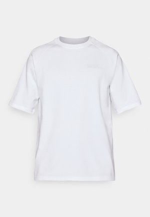 T-shirt bianca a maniche corte con collo rotondo, realizzata in tessuto liscio. Presenta un logo sottile di una tonalità leggermente più scura sul petto.