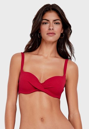 Top de bikini rojo con textura estriada, con un diseño de frente retorcido y tirantes ajustables. Color sólido, sin patrones ni acentos adicionales.