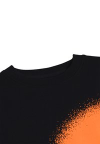 Čierna mikina s rebrovaným okrúhlym výstrihom a oranžovým gradientovým vzorom na jednej strane, s hladkou a mäkkou textúrou.