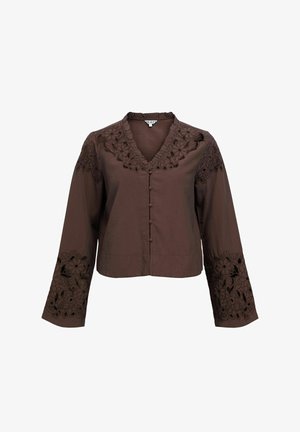Brūna blūze ar garām piedurknēm, ziedu mežģīņu izgriezumiem uz piedurknēm un apkakles, pogājama priekšpuse un volāniem rotāta V-veida apkakle.