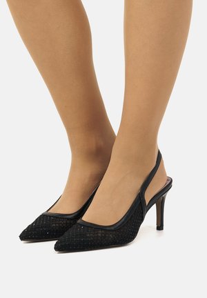 Dei tacchi slingback neri con punta affusolata, materiale in rete testurizzata e tacco sottile. Presentano una fodera elegante e accenti a contrasto.