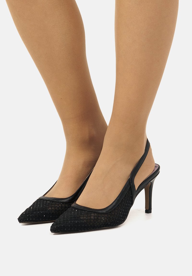 Dei tacchi slingback neri con punta affusolata, materiale in rete testurizzata e tacco sottile. Presentano una fodera elegante e accenti a contrasto.