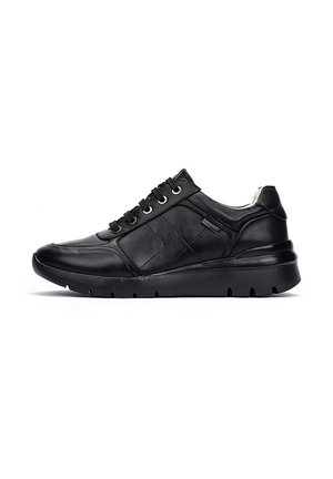 Sneaker en cuir noir avec un bout rond, des panneaux texturés, six œillets et une semelle en caoutchouc épaisse pour un meilleur soutien.
