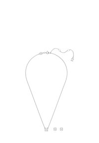 Sølv halskæde med en central klar ædelsten vedhæng; matchende stud øreringe har lignende klare ædelsten. Alle har en poleret finish.