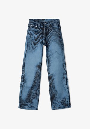 Jeans wide-leg in denim azzurro chiaro, caratterizzati da un motivo ondulato nero, cinque tasche e ribattini metallici. La finitura testurizzata aggiunge interesse visivo.